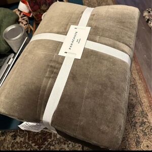 Parachute Queen Velvet Quilt - Brown